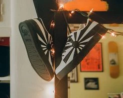 A9642 Womens White & Black Sunburst Sneaker